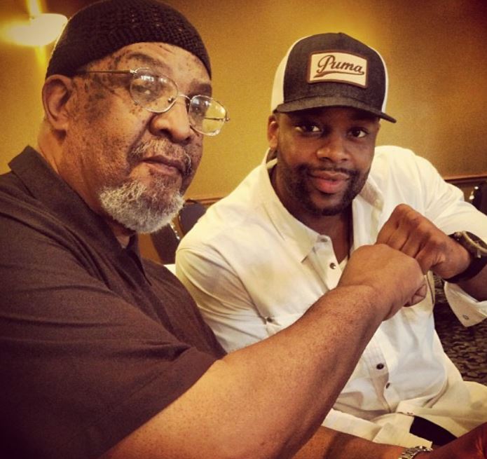 LaRoyce Hawkins con su abuelo John Hawkins