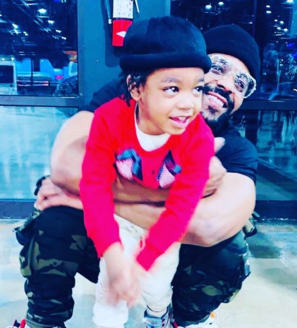 Laroyce Hawkins con su hijo