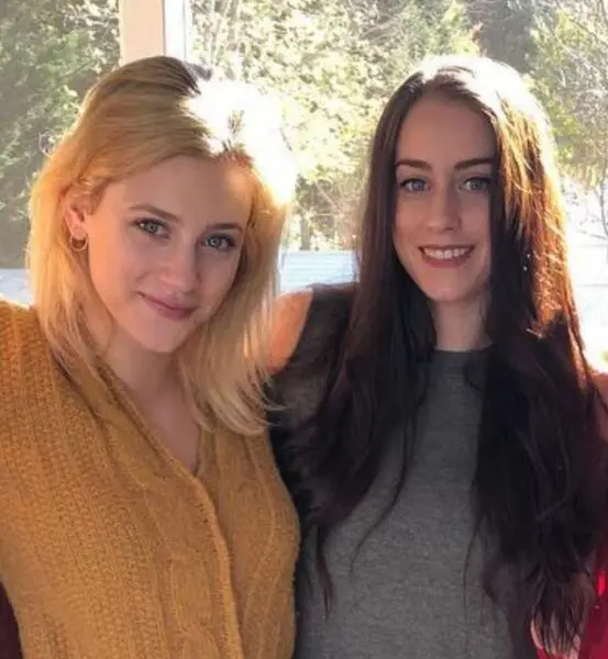 Lili Reinhart con su hermana Chloe Reinhart 553x600