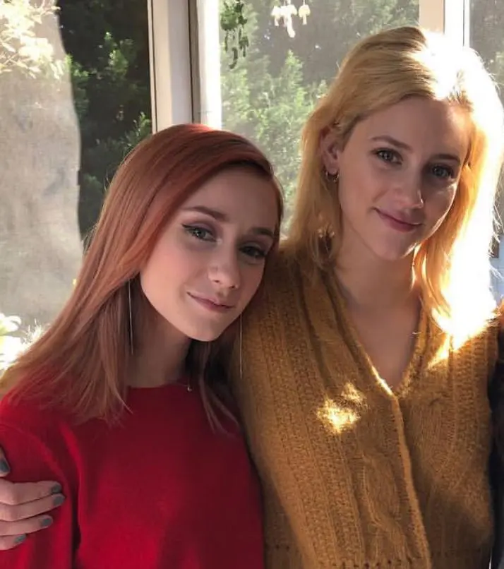 Lili Reinhart con su hermana Tess Reinhart