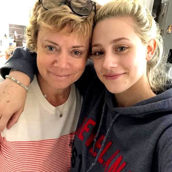 Lili Reinhart con su madre Amy Reinhart