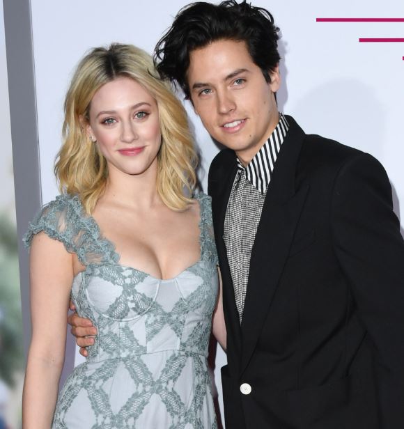 Lili Reinhart y Cole Sprouse saliendo