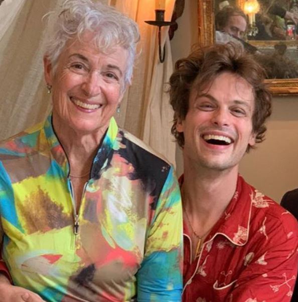 Matthew Gray Gubler con su madre, Marilyn Gubler
