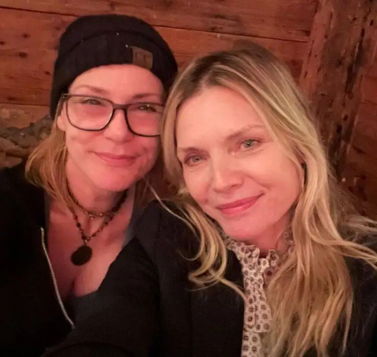 Michelle Pfeiffer con su hermana Dedee Pfeiffer 768x727