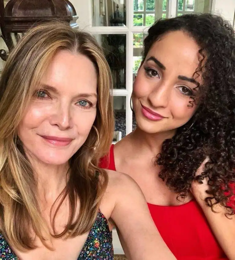 Michelle Pfeiffer con su hija Claudia Rose Pfeiffer 768x850