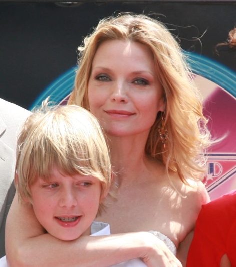 Michelle Pfeiffer con su hijo John Henry Kelley