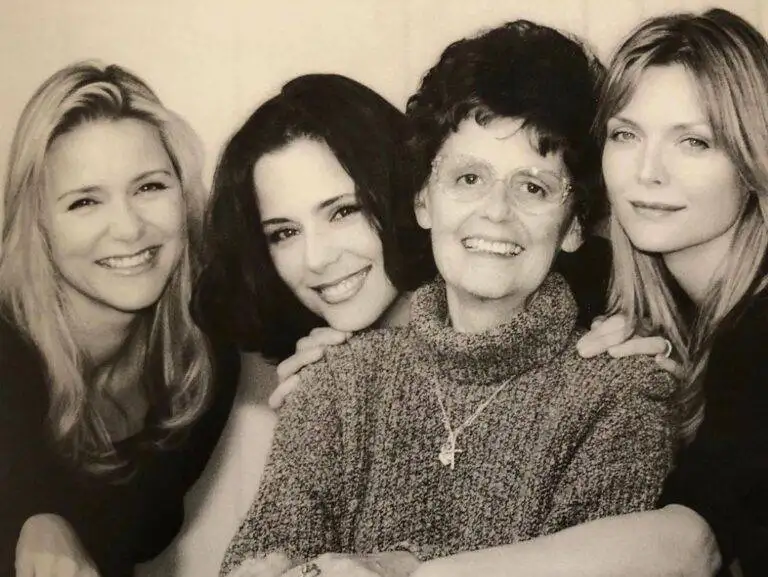 Michelle Pfeiffer con su madre Donna y sus hermanas Dedee y Lori 768x577