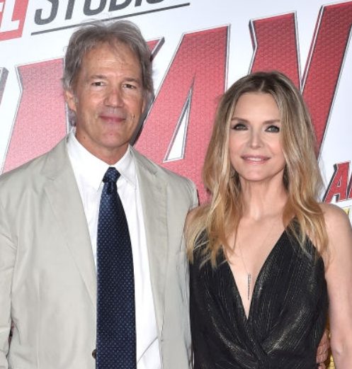 Michelle Pfeiffer con su novio David E. Kelley