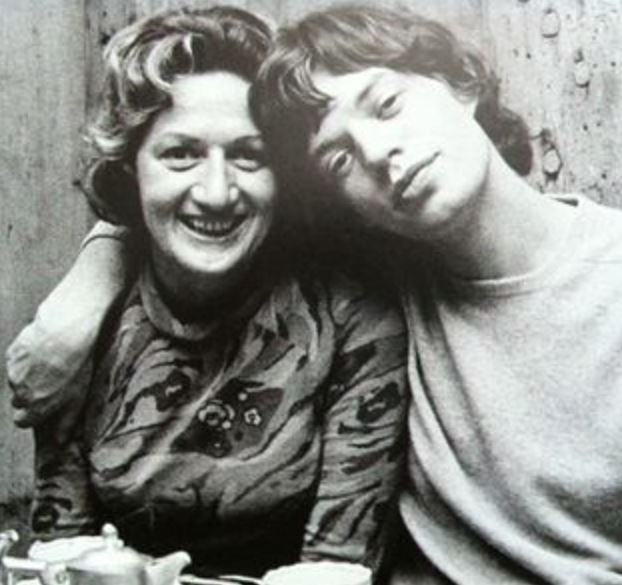 Mick Jagger con su madre