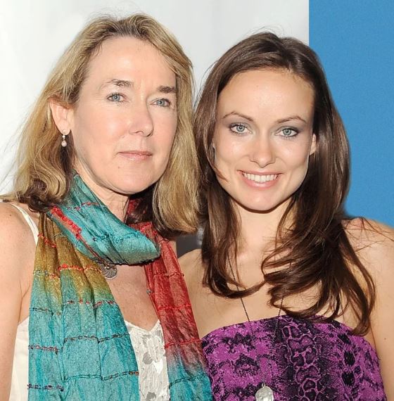 Olivia Wilde con su madre Leslie Cockburn