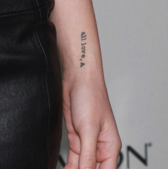 Olivia Wilde tatuaje en la mano izquierda con todo mi amor