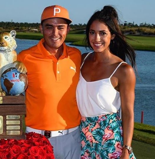 Rickie Fowler con su esposa Allison Stokke