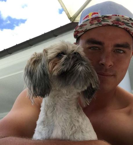 Rickie Fowler con su mascota