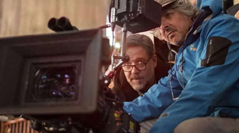 Russell Crowe dirigiendo 768x427