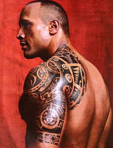 Tatuaje tribal de Dwayne Johnson, vista posterior y lateral