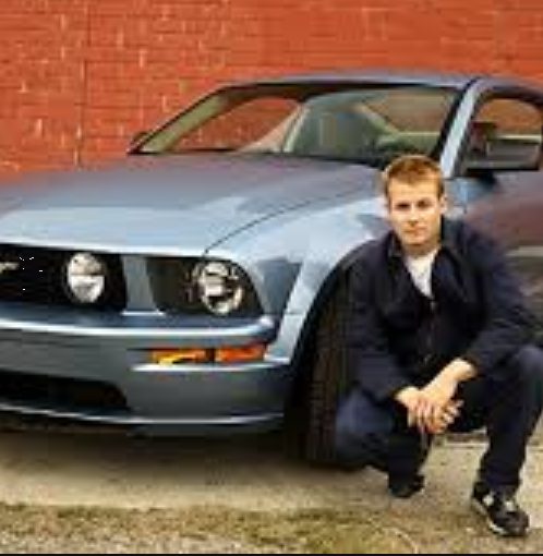 Will Estes con su coche Ford Mustang