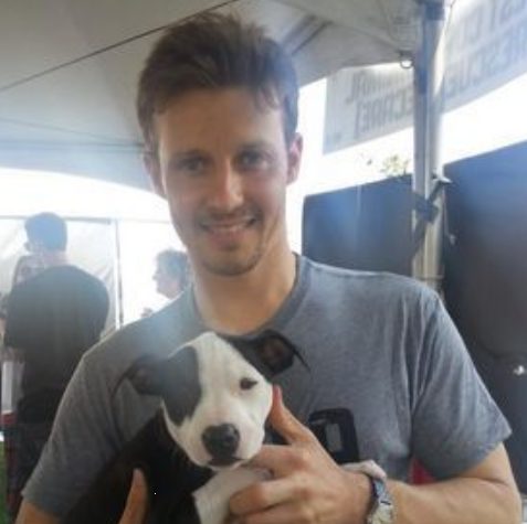 Will Estes con su perro mascota