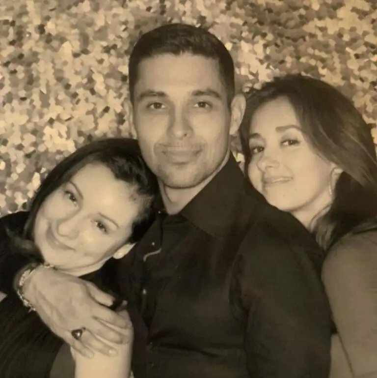 Wilmer Valderrama con sus hermanas 768x769