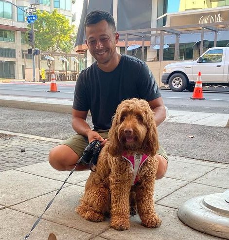 Xander Schauffele con su perro mascota